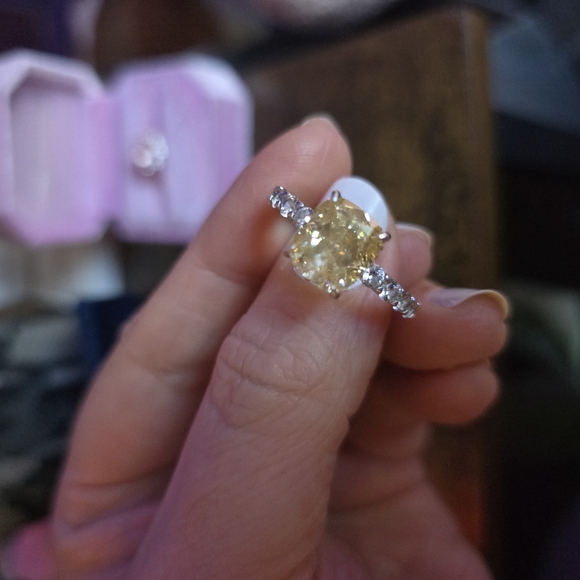 Elegant Yellow Gemstone Ring - Picture 8 of 10